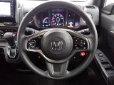ハンドル左側にはオーディオ操作が出来るオーディオリモートコントロールスイッチ、右側にはHonda SENSINGとオートクルーズコントロールのスイッチを装備!