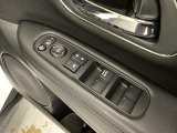 パワーウインドウは運転席でドア4枚とも上下の操作ができるようになっています。子供さんが勝手に操作できないようにロックすることも可能です。