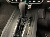 CVT車のセレクトレバーです。低速から高速まで、変速ショックのないスムーズな走りと、エンジン効率のよい領域を維持して燃費にも貢献します。