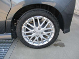 足元を引き締める 純正アルミホイール