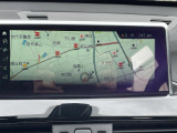 BMWのナビゲーションは操作性も良く、詳細な地図情報と交通状況を見やすく表示し、快適なドライビングをサポートしながら目的地までナビゲートします。