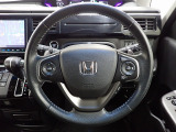 ハンドル左側にはオーディオ操作が出来るオーディオリモートコントロールスイッチ、右側にはHonda SENSINGとオートクルーズコントロールのスイッチを装備!