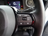 ハンドル右側にはクルーズコントロールのスイッチが装備され運転中の操作も安心して行えます!