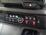 オートエアコンタイプなので細かい操作なしで快適温度に調整してくれます。シートヒーター付きで、冷えた車内でもスイッチを押せば数秒であたたかくなります。