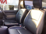 レザー調の高級感あるシートです。運転席にはシートヒーターが付いています。