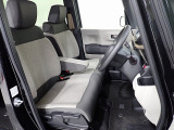 フロントシートはベンチシートです、運転席と助手席の移動が簡単です。真ん中にはアームレストも装備されています! また運転席シートの高さも調整できます。