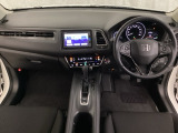 車内は光触媒抗菌消臭施工済です。スタイリッシュなデザインでスポーティなインパネ周りを演出します。グローブボックスやカップホルダーのほかにトレーなどたくさんの収納スペースが付いています。