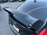 【大型リヤスポイラー】スポーツカーらしさがグッと引き立つ大型リヤスポイラーを装着♪高速走行時のスタビリティ(走行安定性)向上に役立ちます。