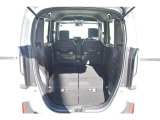 簡単に収納できる後部座席!大空間が出現します!シートアレンジが多彩な点も特徴です!レジャー用品も積み込めます!