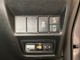Hondaセンシング用の、VSA解除と路外逸脱抑制機能などのオンオフスイッチはハンドルの右側に装備しています。その下にETC2.0がついています。高速道路の料金所の通過も楽々です。