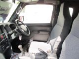 ゆとりをもって運転できる広くて快適な室内。広々ドアの開閉部で乗り降りもラクラク!さらに消毒済みなので安心ですよ!