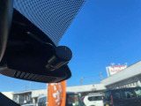 最近では付いてる車も多くなってきました。中古車ではまだまだ付いていればラッキーなドライブレコーダーです♪