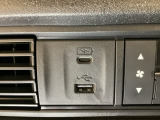 エアコン操作パネルの左側に、スマートフォンなどの充電可能なUSB端子と、音源などの外部入力の可能なUSB端子がついています。移動中に充電もできるので便利です。