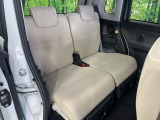 後部座席も気になるようなキズ・汚れやへたり等、大きなダメージはなく、良好な状態です。