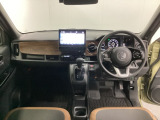 車内は光触媒抗菌消臭施工済です。インパネ周りはスタイリッシュなデザインで機能や装備も充実しています。グローブボックスやカップホルダーのほかにトレーなどたくさんの収納スペースが付いています。