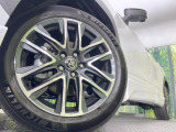 【純正アルミホイール】外観にマッチした純正アルミホイールを装着しております。各種社外アルミホイールや、スタッドレスタイヤも取扱いしております。是非ご相談ください♪