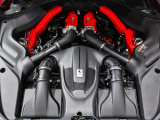 3.9L V8ツインターボエンジンが搭載されています。高回転まで滑らかに吹け上がる特性と、ターボならではの力強いトルクにより、街中から高速道路まで一貫した加速フィールを提供します。