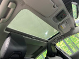 【パノラマルーフ】大型のガラスルーフ搭載で車内の解放感が一気にアップ!開放的なドライブをお楽しみいただけます。
