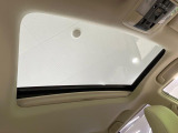 【サンルーフ】開放感たっぷりの希少装備、サンルーフが装着されています!車内に明かりを取り入れたり景色を楽しむ以外にも、車内の空気も簡単に換気できて快適です!