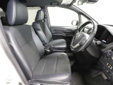 ゆったり室内で運転もしやすいです♪使い勝手の良い配置も考えられています!!