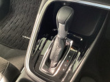 ハンドル周りがすっきりするフロアシフト。ハンドル操作に集中しやすいので、事故の防止にも役立ちます。