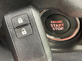 【キーレススタートシステム】カバンやポケットに入れたままでもドアの施錠・解錠が可能なスマートキーを装備。エンジンのオン・オフ時もカギを取り出す必要が無いからとっても便利です♪