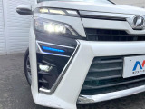 【LEDヘッドライト】悪天候や夜間走行時も良好な視界を確保し安心して運転できる高輝度LEDヘッドライトを装備!点灯速度が早く、消費電力も抑えられています。