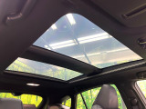 【調光パノラマルーフ】車内の解放感が一気に上がる大型パノラマルーフに調光機能がプラス!日差しが強い時、シェードを閉めなくてもガラスの透明度を調整することで心地よい明るさに♪