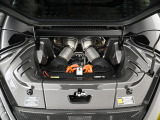 3.0L V6ツインターボエンジンをモーターでアシストし830psを発揮します。