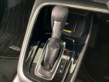 ハンドル周りがすっきりするフロアシフト。ハンドル操作に集中しやすいので、事故の防止にも役立ちます。