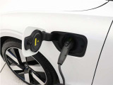 専用コードを接続するだけで簡単に充電が行えます。プラグインハイブリッドモデルT6 AWD PHEVは、走行中の充電のほか、自宅などに設置された充電機器からの充電が可能です。