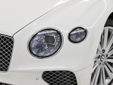 バカラのグラスのような美しいヘッドライトはそれだけでベントレーとわかる高級感溢れるデザインとなっております。