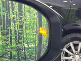 【ブラインドスポットモニター】走行中、ドアミラーの死角になりやすい箇所に後続車が接近するとサイドミラーのレンズに警告を表示!ドライバーに注意喚起をしてくれます。