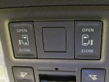 【両側パワースライドドア】スマートキーや運転席のスイッチで後席両側スライドドアの開閉が可能♪電動だから力を入れてドアを開ける必要が無く、小さなお子様でも簡単に開け閉めでき快適です♪