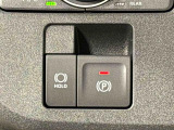 指先だけで簡単に操作が可能な電動パーキングブレーキを採用。「HOLD」スイッチを押すと、渋滞や信号待ちなどでブレーキペダルから足を離しても、ブレーキを保持するので安心です