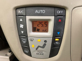【オートエアコン】一度お好みの温度に設定すれば、車内の温度を検知し風量や温度を自動で調整。暑い&hellip;寒い&hellip;と何度もスイッチ操作をする必要はありません。快適な車内空間には必須の機能ですね♪