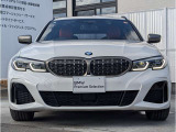 納車前に360度チェックを実施。エンジン、トランスミッション、サスペンションはもちろんのこと、マフラーやエアコンなどの電気系統やコンピュータ・システムなどを詳細に点検します。