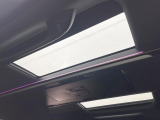 【ガラスルーフ】ガラスルーフ搭載で車内の解放感が一気にアップ!開放的なドライブをお楽しみいただけます。