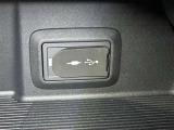 充電用USB端子付き。スマートフォンなどの充電に便利です。