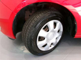 ホイールはスチール、タイヤサイズは175/65R14です。