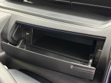 運転席側のインパネアッパーボックスは嬉しい収納!USBソケット付きでスマホの充電もできます!