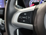 ステアリングスイッチ付き。前方から目を離すことなく操作することが可能です。