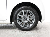 アルミホイールを装備、タイヤサイズは155/65R14です。