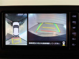 パノラミックビューモニター付きです。車両を上から見たような映像をモニター画面に表示。運転席からの目視では見にくい、車両周辺の状況をリアルタイムでしっかり確認できます。