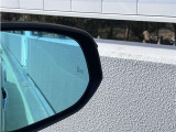 パノラミックビューモニター付きです。車両を上から見たような映像をディスプレイオーディオ画面に表示。運転席からの目視だけでは見にくい、車両周辺の状況をリアルタイムでしっかり確認できます。