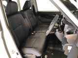 運転席の座面高さを調整できるシートリフターが付いています。フロントシートはベンチシートを採用で、座面も広く使い勝手もいいですよ♪