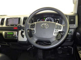 運転席まわりです。 各操作スイッチは使いやすい位置に配置されてます。
