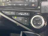 【オートエアコン】一度お好みの温度に設定すれば、車内の温度を検知し風量や温度を自動で調整。暑い&hellip;寒い&hellip;と何度もスイッチ操作をする必要はありません。快適な車内空間には必須の機能ですね♪