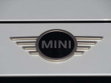 ご納車前には、MINIを熟知したメカニックによる100項目の点検・整備を行います。不具合箇所、交換時期に達している部品に関しましては、全て当社負担で交換してからのご納車となります。