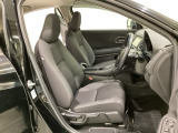 広い足元にゆったり座れるシートには肘掛けも装備しており長距離の運転でも疲れにくくなってます。女性でも運転がしやすいように、シートの高さ調整機能(シートリフター)がついています。